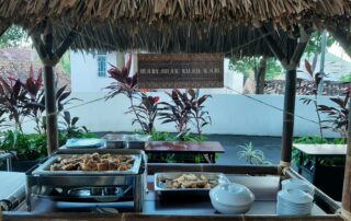 Food stall dengan sajian menu sate obong