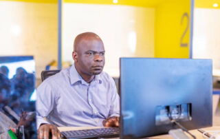 Pria Tuna Netra Sedang Mengoperasikan Komputer