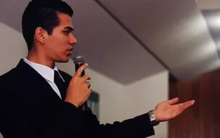 Seorang pria menjadi MC