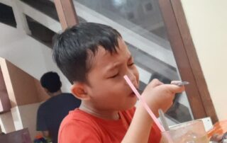 semangkuk bakso dengan kuah segar