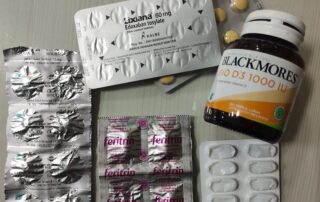 obat bagi penderita trombositemia esensial tersusun di atas meja