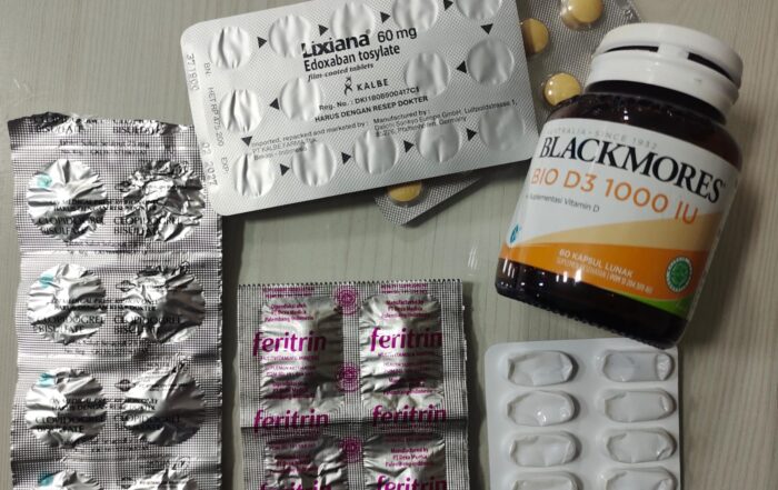 obat bagi penderita trombositemia esensial tersusun di atas meja