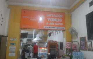 kuliner khas Bandung Batagor Yunus dan bumbu kacangnya