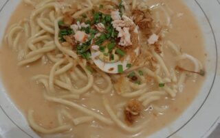 sepiring mie celor kuliner khas Palembang tersaji di atas meja
