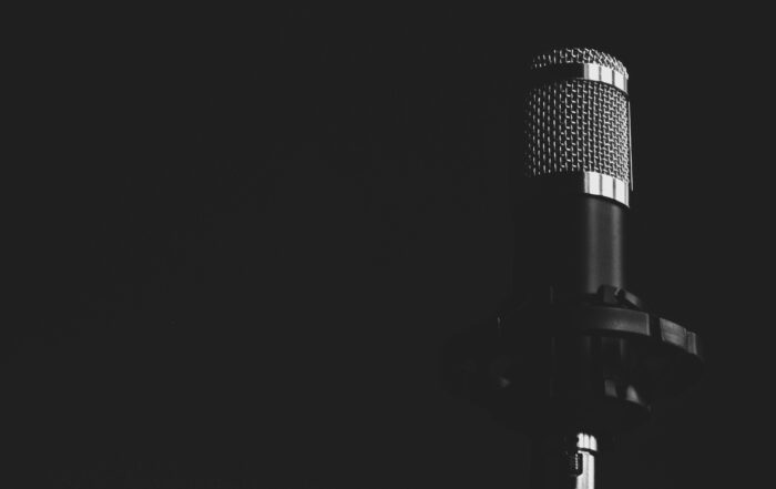 Mikrofon berwarna perak dengan latar belakang gelap-naskah MC formal
