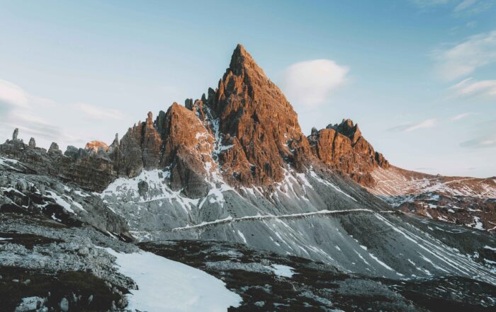 Puncak gunung yang tertutup salju dengan langit biru dan awan putih di belakangnya-pantun pembuka acara