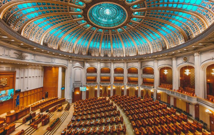 Ruangan kubah transparan dengan kursi yang berjajar rapi