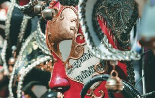 Topeng berwarna-warni dengan ornamen dari logam, uiran, hingga kain. demam panggung