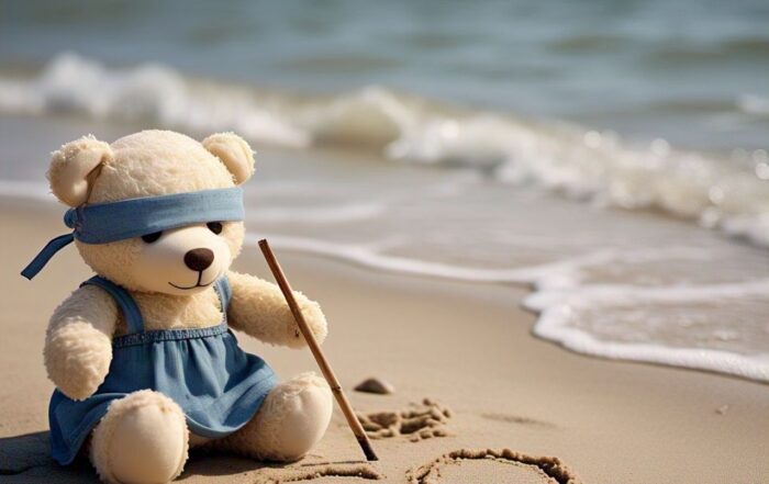 Boneka beruang berwarna cream menggunakan dress biru dan pita biru di telinga kiri. Ia mengguanakn penutup mata sambil menuliskan SOS di atas pasir. suasana sekitar sunyi dan mencekam karena hydroxyurea langka