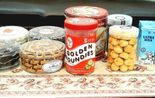 Sajian kue lebaran anke rasa di atas meja, seperti nastar, cornflakes cokelat, putri salju